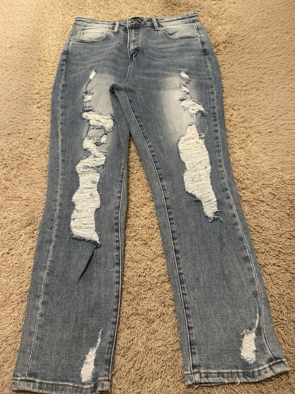RISEN DISTRESSED DENIM